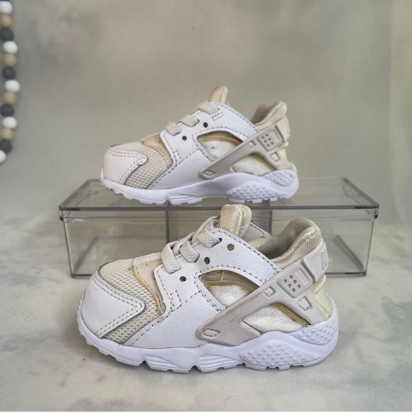 Nike Huarache White Cream Baby Sneakers Sleek Design Size 4C - Picture 7 of 8